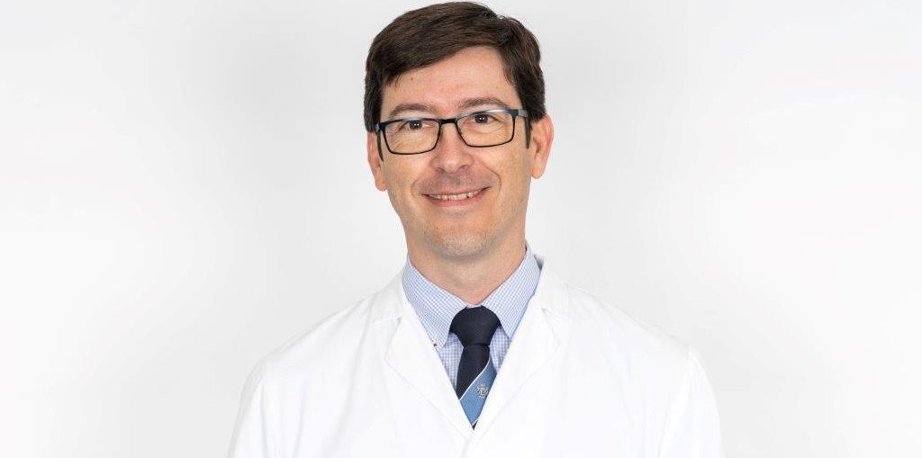 El Dr. Óscar Cáceres, experto en alergología del Hospital Viamed Santa Ángela de la Cruz, entre los 100 mejores médicos de España, según Forbes