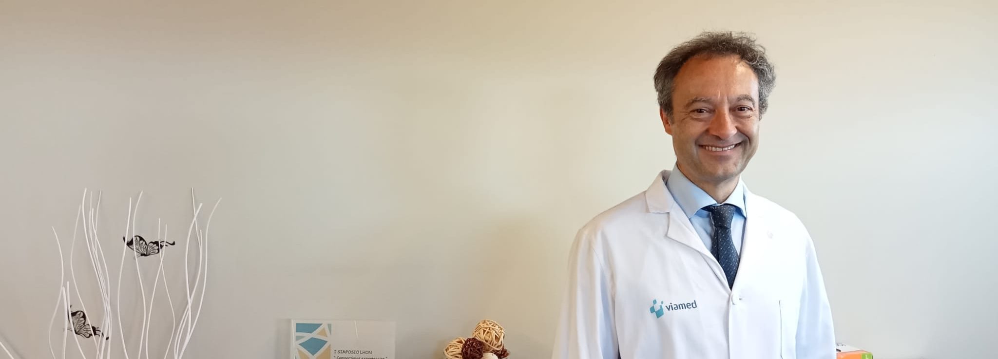 El jefe de neurología de Viamed Santa Elena, Jesús Porta-Etessam, reconocido como uno de los mejores neurólogos de España por El Confidencial