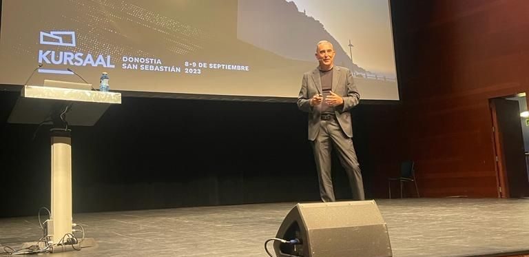 El Dr. De la Cruz, cirujano plástico en Viamed Bahía de Cádiz, ponente en Top100 Medical Congress