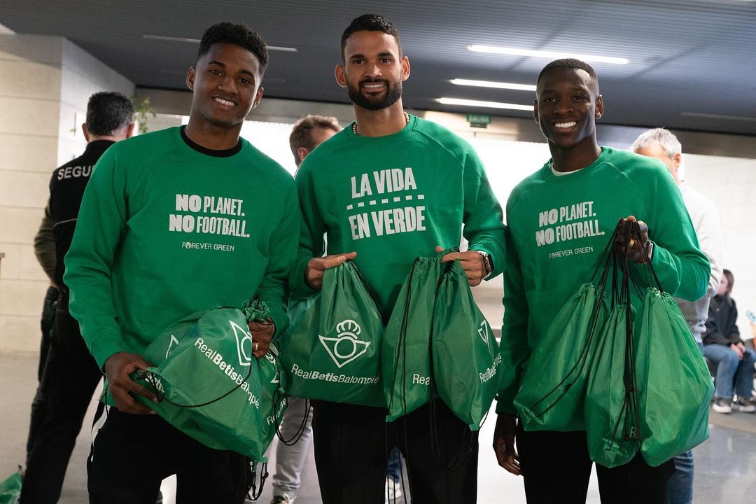 Los jugadores del Real Betis Balompié realizan la tradicional visita a los niños ingresados en Viamed Santa Ángela de la Cruz