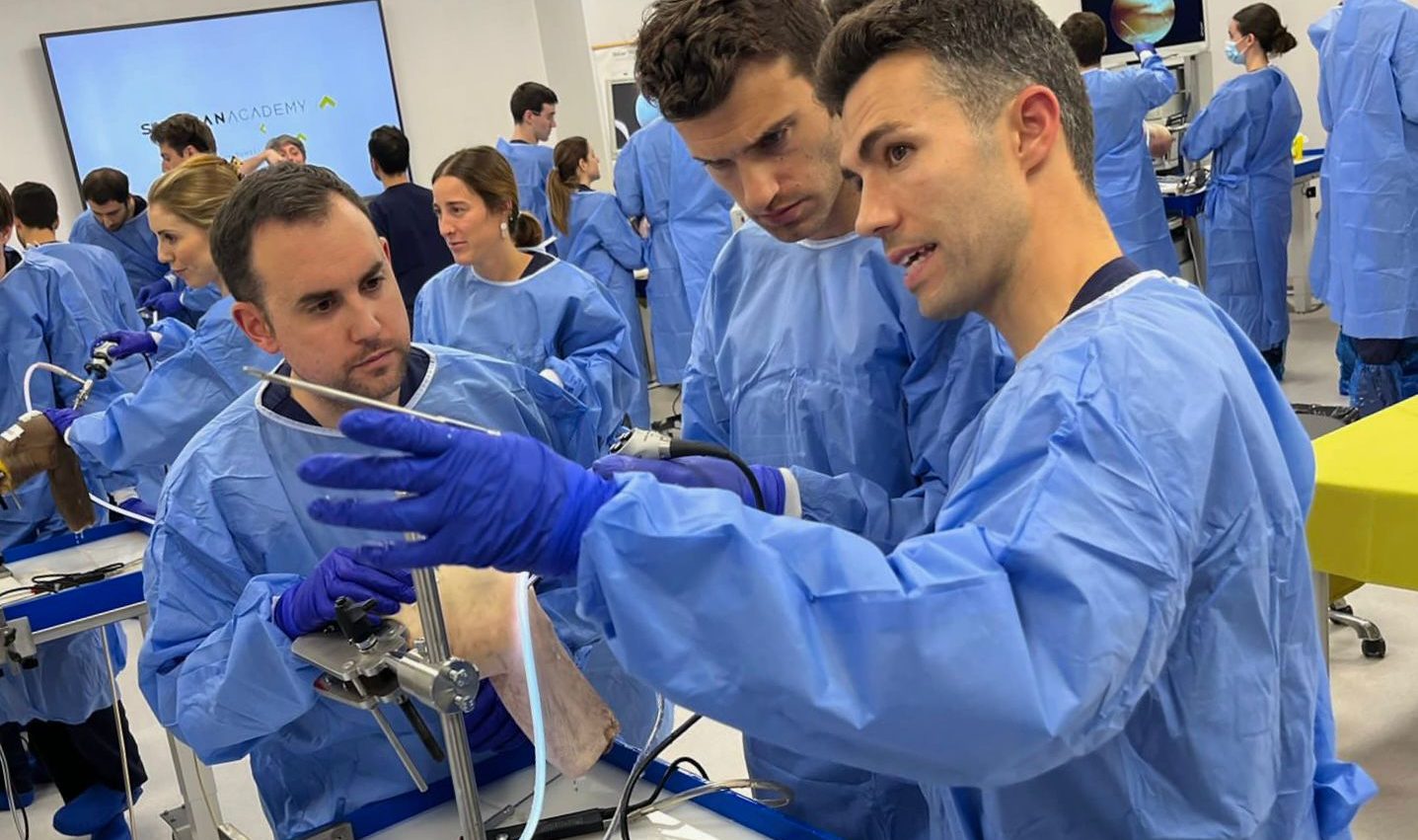 Los avances en cirugía de  rodilla en el curso dirigido por el COT de Viamed Los Manzanos, Jorge Amestoy.
