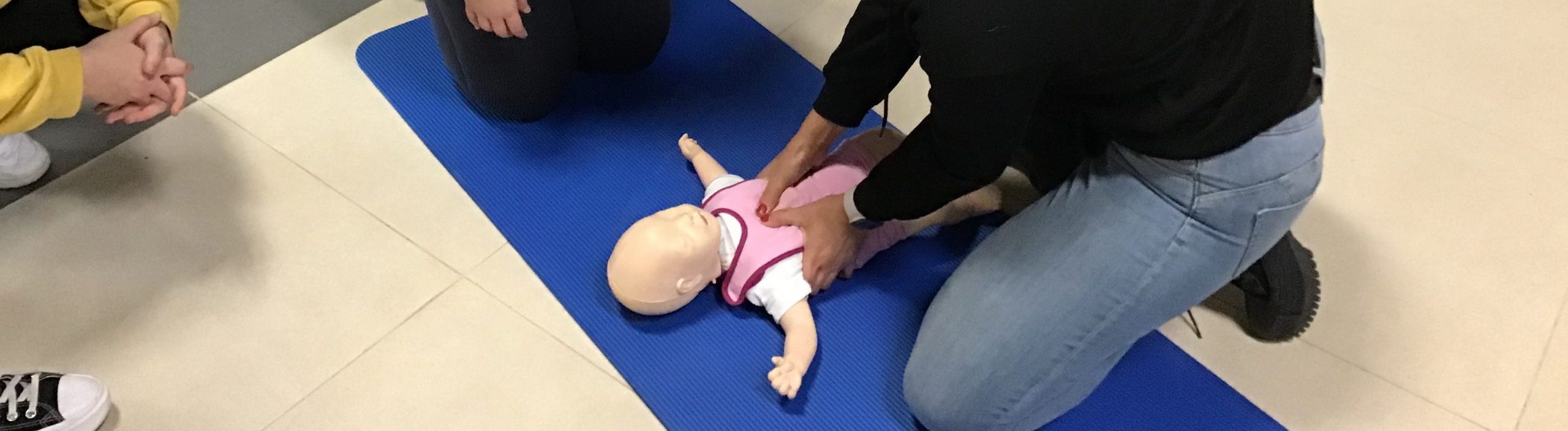 Los hospitales Viamed de Cádiz forman en primeros auxilios y RCP a los alumnos de Educación Infantil del IES Huerta del Rosario de Chiclana