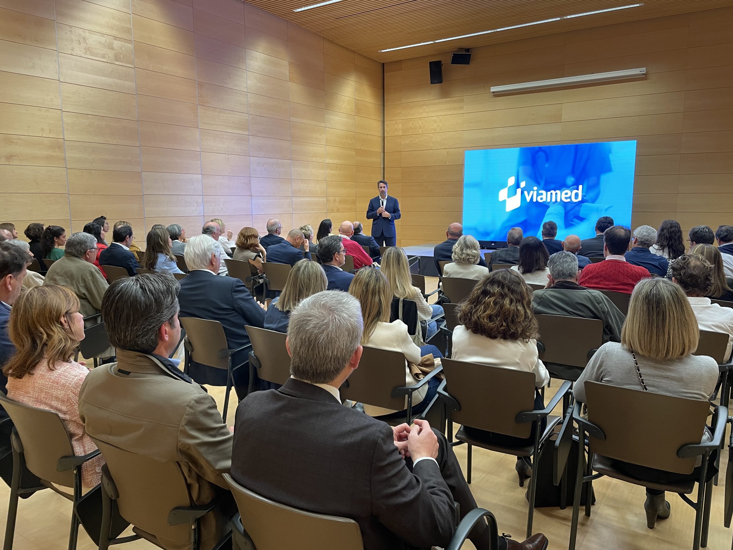 Los responsables de Viamed exponen a más de sesenta especialistas los retos presentes y futuros del grupo en el I Encuentro Médico de La Rioja