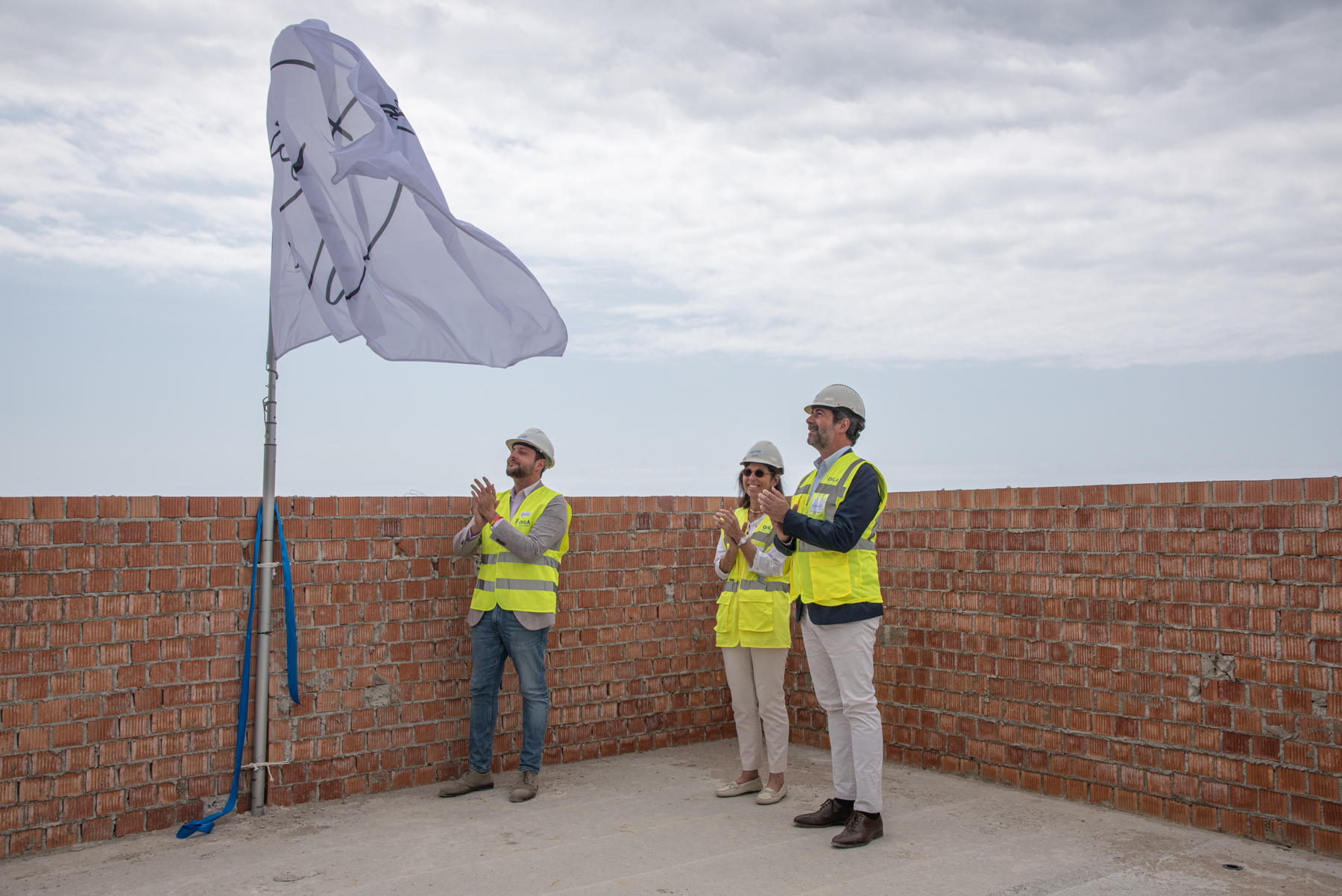 Nuestro Hospital Viamed Tarragona finaliza las obras de su estructura con el acto simbólico de la puesta de bandera