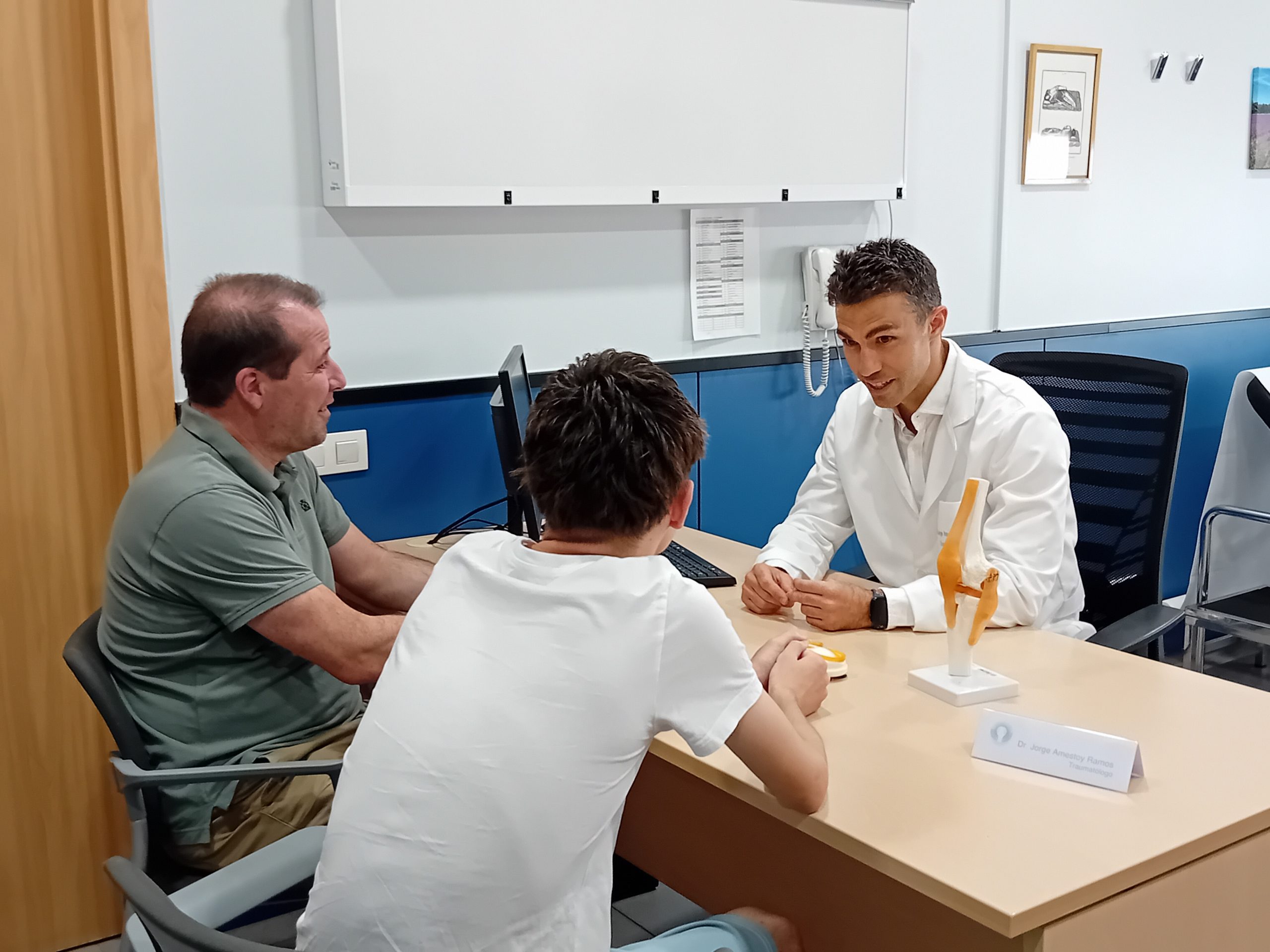 El Hospital Viamed Los Manzanos realiza un trasplante de tendón de un padre a su hijo para reconstruir el ligamento cruzado anterior de la rodilla