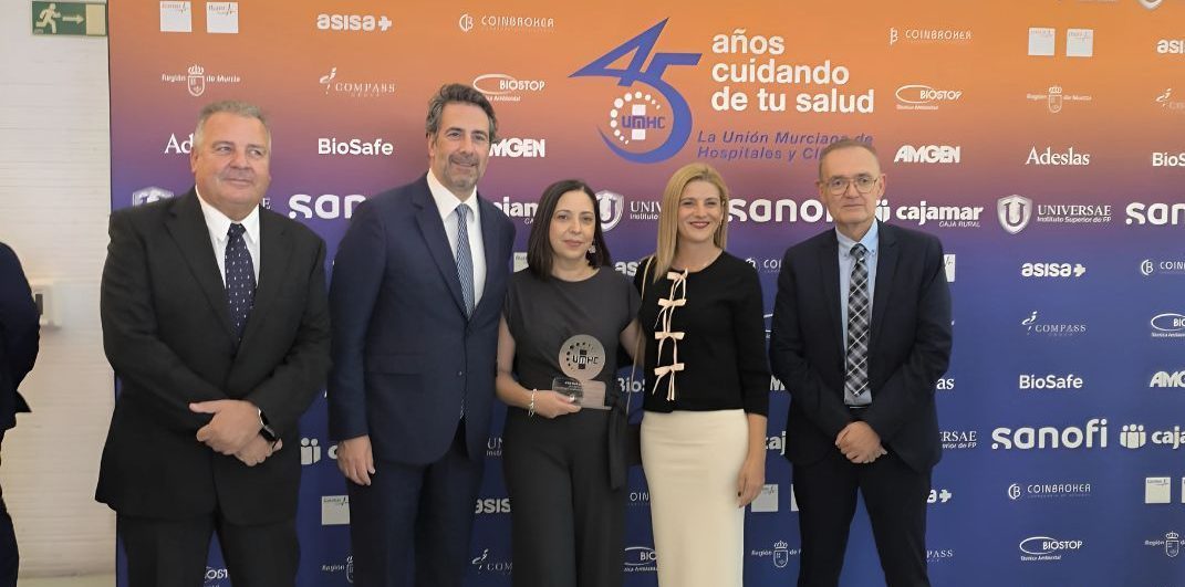La Unión Murciana de Hospitales y Clínicas premia en su 45 Aniversario la larga trayectoria profesional de María José Cano, auxiliar de clínica en el Hospital Viamed San José durante 43 años
