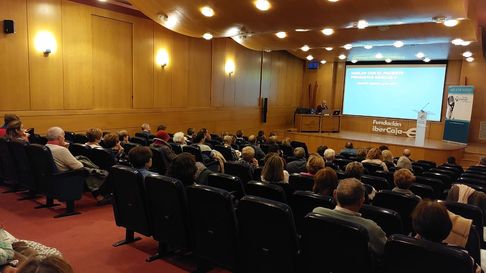 Una gran audiencia sigue en directo la conferencia del Aula de Salud del especialista en pie y tobillo de Viamed Los Manzanos, Dr.  Javier García Puente
