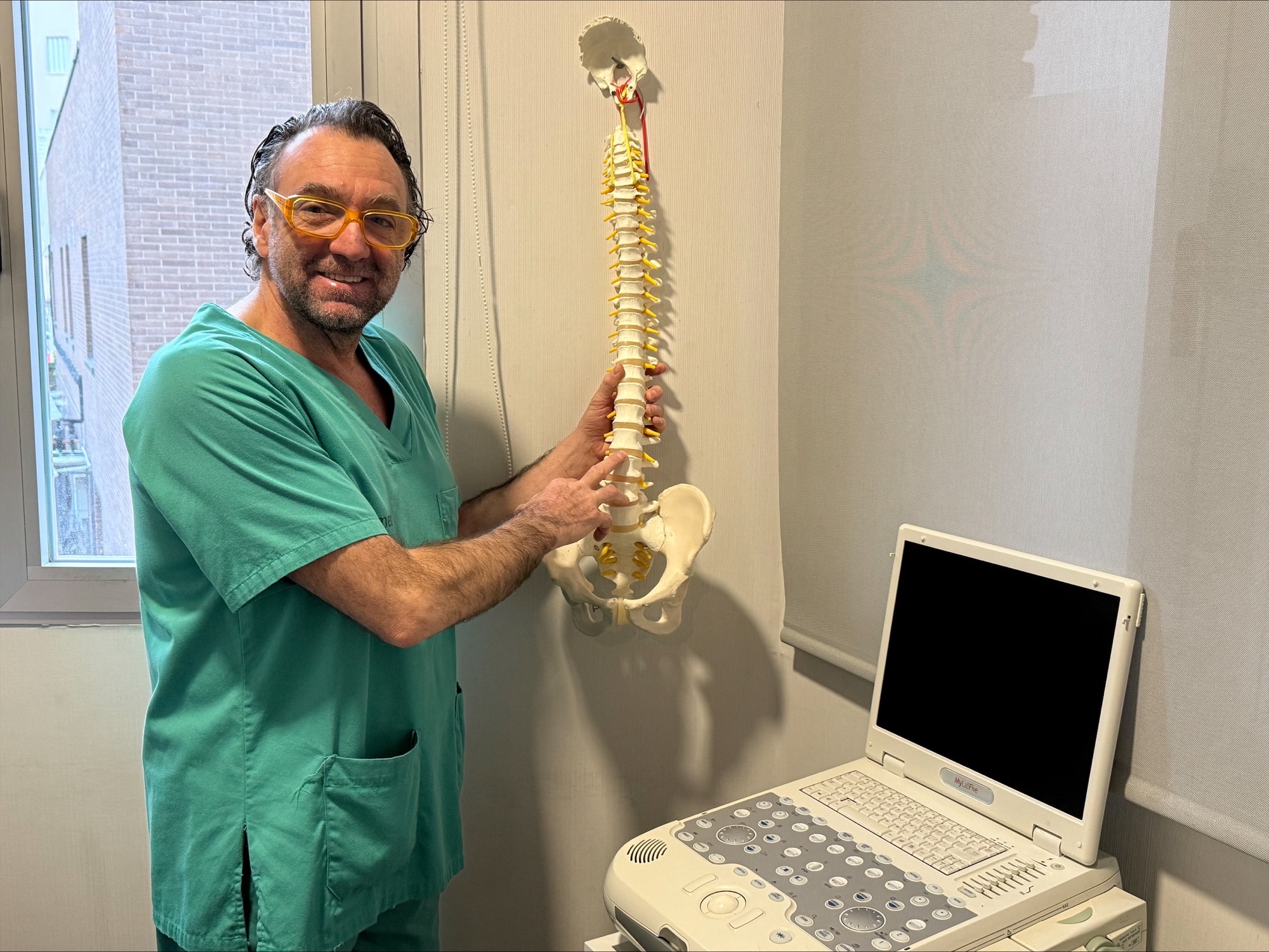 Hoy conocemos al Paco flores, fisioterapeuta del Hospital Viamed Santa Elena