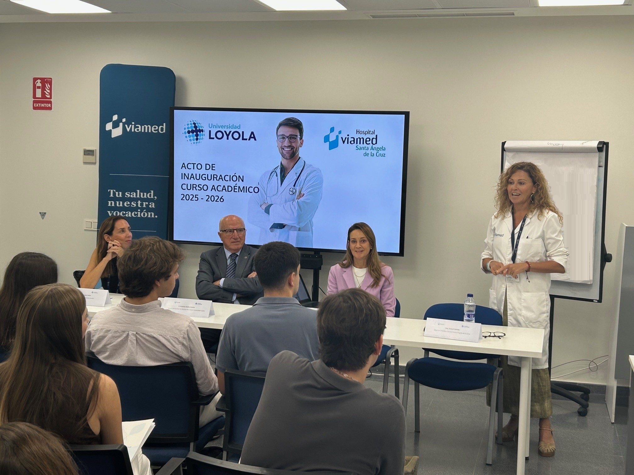Inauguración del curso académico 2025-2026 del Grado de Medicina de la Universidad Loyola de Andalucía en el Hospital Viamed Santa Ángela de la Cruz