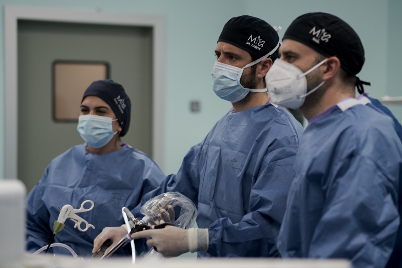 El Hospital de Fátima introduce una técnica pionera en cirugía tiroidea por vía axilar laparoscópica