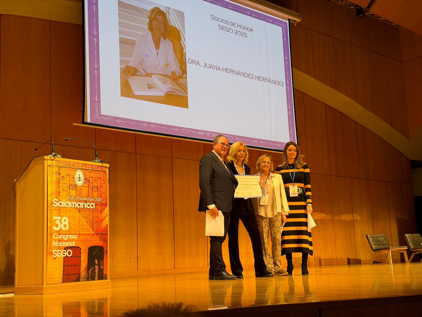 La Dra. Juana Hernández recibe un prestigioso reconocimiento de la Sociedad Española de Ginecología y Obstetricia