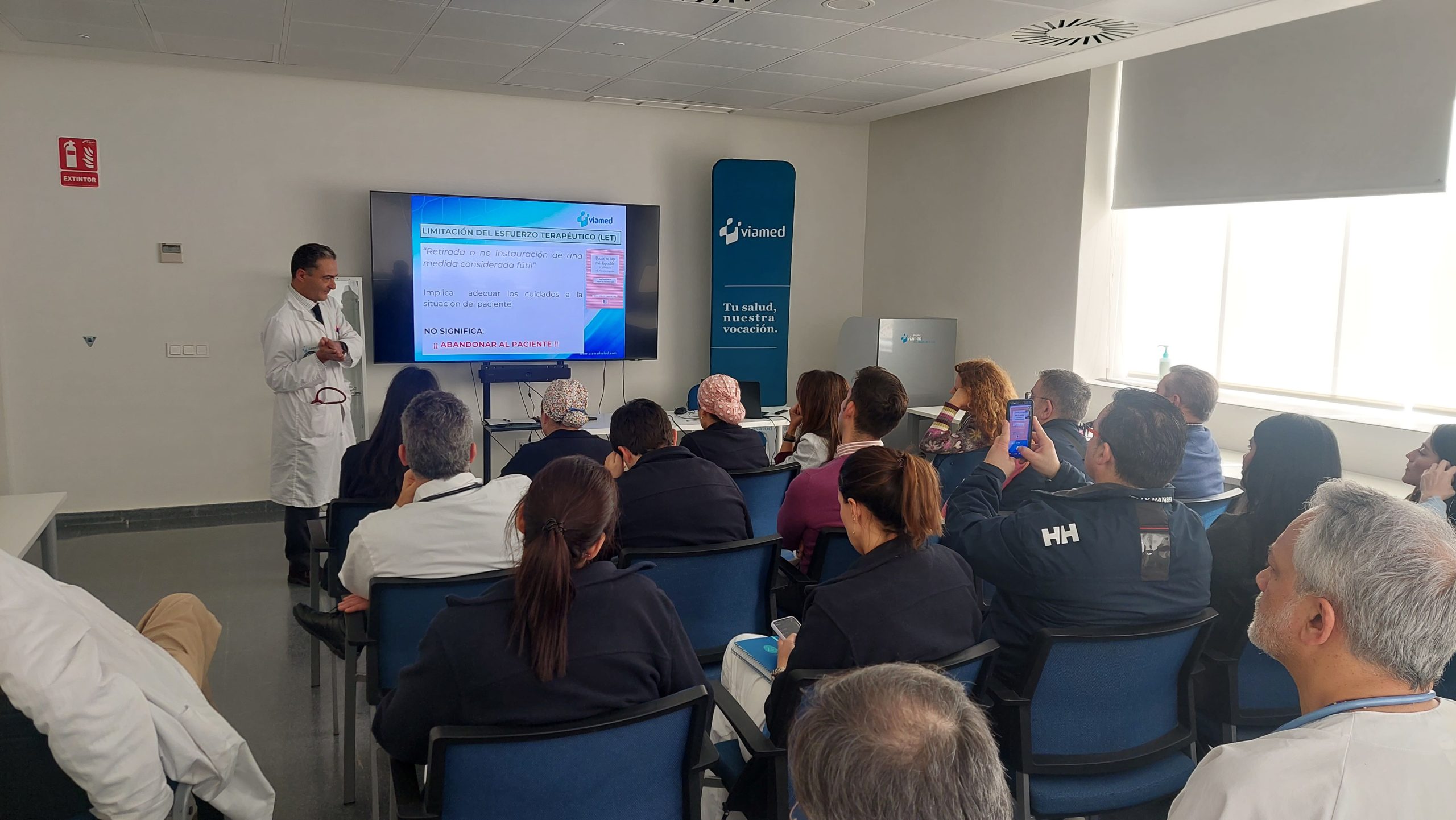 Profesionales del Hospital Viamed Santa Ángela de la Cruz se forman en cuidados paliativos y final de la vida