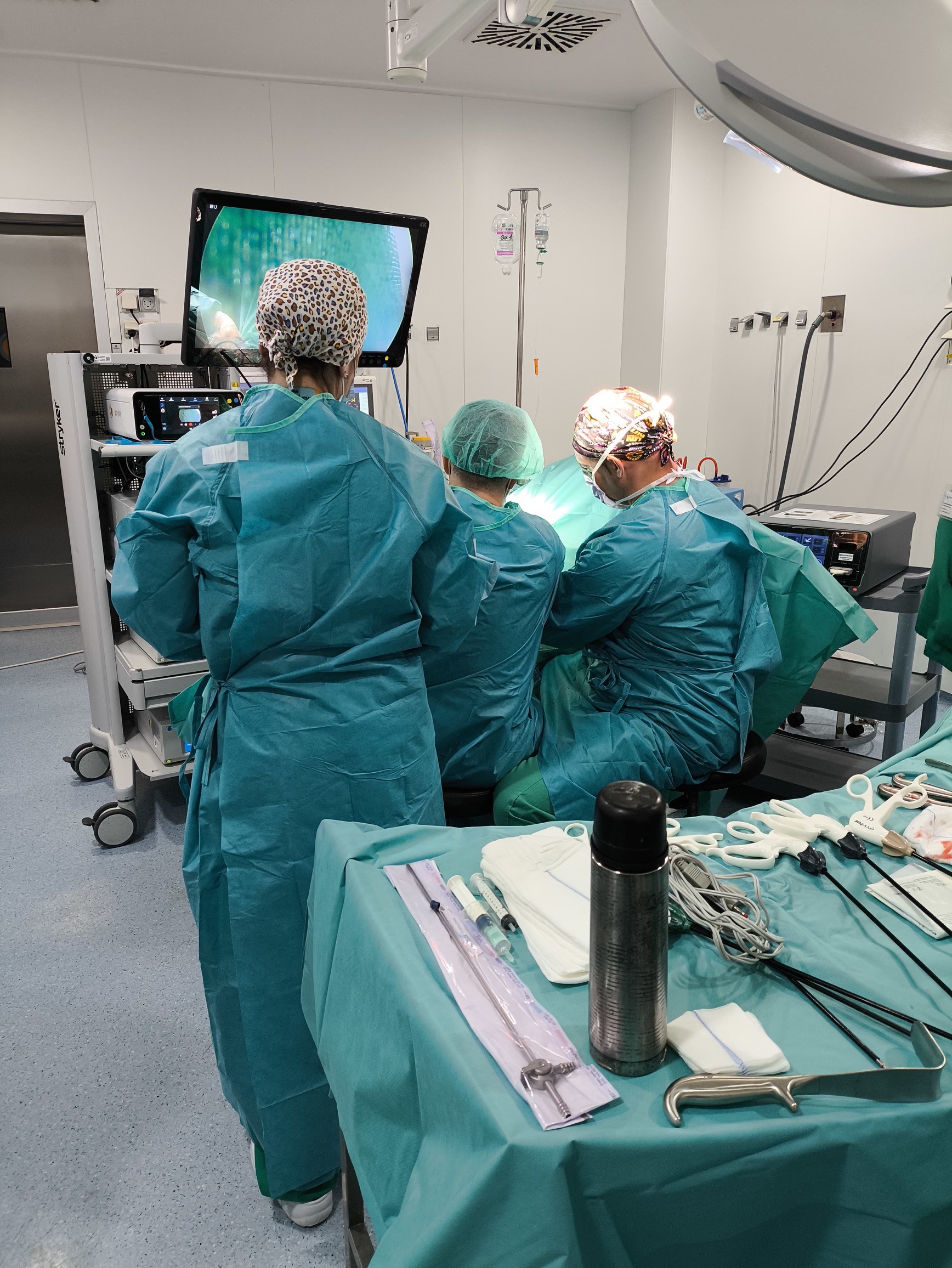 El Dr. Martínez Más, implanta en el Hospital Viamed San José la cirugía laparoscópica vía vaginal