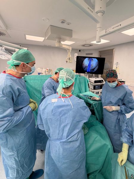 El Hospital Viamed Los Manzanos realiza por primera vez una intervención avanzada, liderada por el Dr. Jorge Amestoy, que permite reconstruir tres ligamentos de la rodilla en un solo acto quirúrgico