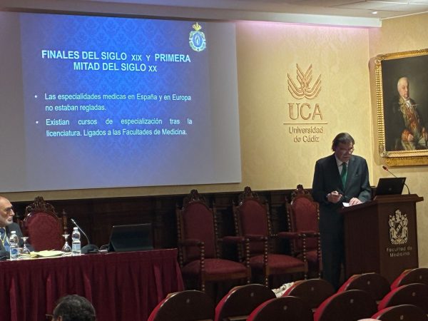 El Dr. Antonio Bueno participa en una mesa redonda de la Real Academia de Medicina y Cirugía de Cádiz sobre la evolución de la radiología
