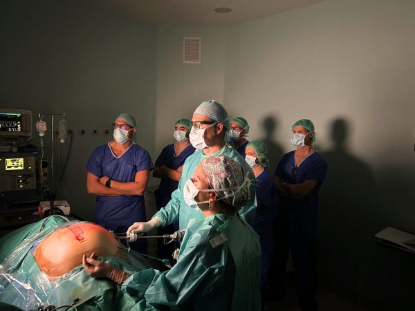 Cirugía extraperitoneal de pared abdominal: el Hospital Viamed Santa Ángela de la Cruz forma a cirujanos de toda España